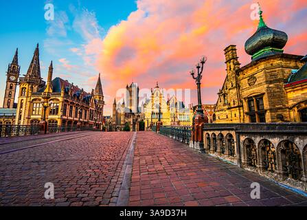 Vista panoramica del centro storico di Graslei dal ponte Sint-Michielsplein sul fiume Leie con la chiesa di San Nicola al tramonto, in Europa Foto Stock