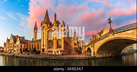Gent, Belgio: Vista panoramica della città vecchia di Graslei e argine di Graslei sul fiume Leie al tramonto, destinazione di viaggio in Europa Foto Stock