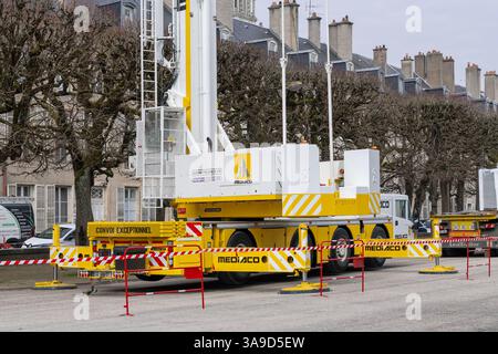 Nancy, Francia - Vista su una gru mobile bianca e gialla per costruzioni Spierings SK597-AT4 eLift per un sollevamento in cantiere. Foto Stock