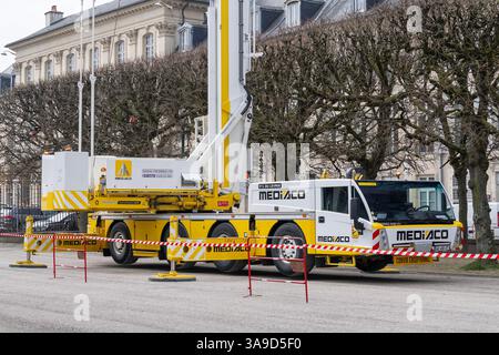 Nancy, Francia - Vista su una gru mobile bianca e gialla per costruzioni Spierings SK597-AT4 eLift per un sollevamento in cantiere. Foto Stock
