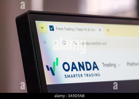 New York, USA - 30 marzo 2025: Homepage della piattaforma di trading e analisi forex OANDA visualizzata sul monitor del computer con logo e barra di navigazione Foto Stock