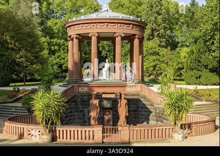 Elisabethenbrunnen con monopteri, giardino termale, Bad Homburg vor der Hoehe, Assia, Germania, Europa Foto Stock