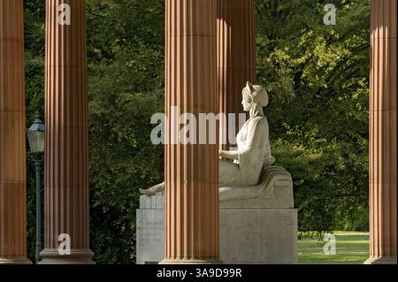 Monopteri, tempio rotondo con scultura in marmo della dea Hygieia di Hans Dammann, Elisabethenbrunnen, giardino termale, Bad Homburg vor der Hoehe, Hess Foto Stock
