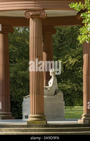 Monopteri, tempio rotondo con scultura in marmo della dea Hygieia di Hans Dammann, Elisabethenbrunnen, giardino termale, Bad Homburg vor der Hoehe, Hess Foto Stock