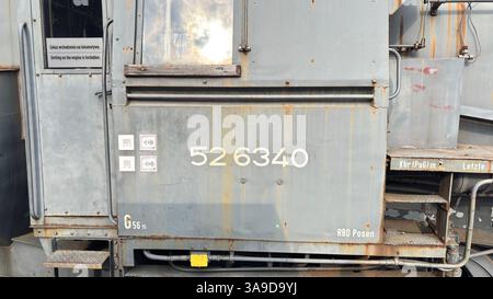 Vecchia Deutsche Reichsbahn (DR) locomotiva ferroviaria a vapore motore grigio arrugginito vintage seconda guerra mondiale seconda guerra mondiale mostra museo vintage retrò Foto Stock