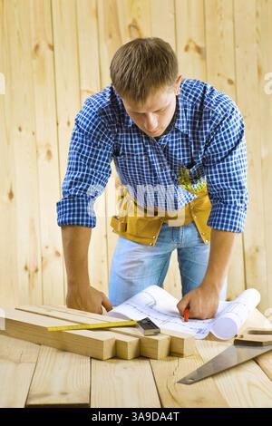 Gli uomini guardano al progetto Foto Stock
