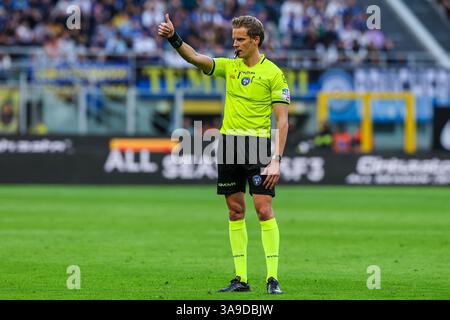 Milano, Italia. 30 marzo 2025. L'arbitro Daniele Chiffi gesta durante la partita di calcio di serie A 2024/25 tra FC Internazionale e Udinese calcio allo stadio San Siro crediti: dpa/Alamy Live News Foto Stock
