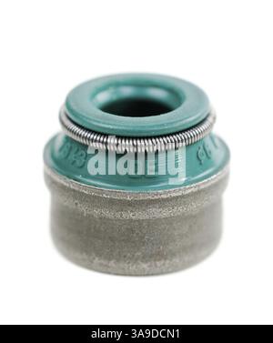 Un primo piano del tappo dello stelo della valvola su sfondo bianco Foto Stock