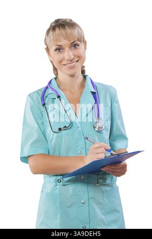 Una giovane dottoressa con appunti sorridente isolata Foto Stock