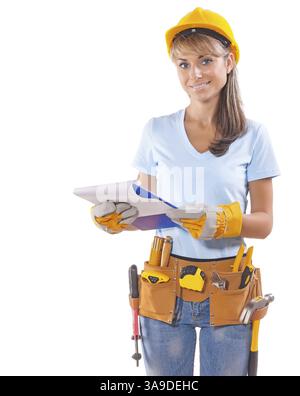 Bella lavoratrice sorridente che tiene gli appunti e guarda la telecamera isolata Foto Stock