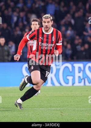 Napoli, Campania, ITALIA. 30 marzo 2025. Durante la partita di calcio del 30/03/2025, valida per il campionato italiano di serie A - 2024/25 a Napoli allo Stadio Diego Armando Maradona tra SSC Napoli vs AC Milan. Nella foto: Theo Hernandez di AC Milan (Credit Image: © Fabio Sasso/ZUMA Press Wire) SOLO USO EDITORIALE! Non per USO commerciale! Foto Stock