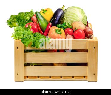 Una cassa di legno splendidamente sistemata riempita fino all'orlo con un variegato assortimento di verdure fresche e vivaci vista frontale isolata sul bianco Foto Stock