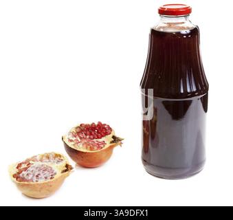 Bottiglia di succo di frutta e mature granata pezzo su sfondo bianco Foto Stock