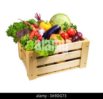Una cassa di legno splendidamente sistemata riempita fino all'orlo con un variegato assortimento di verdure fresche e vibranti isolate su bianco Foto Stock
