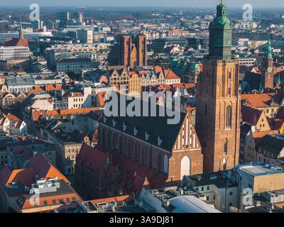 Veduta aerea di Breslavia con la chiesa di Santa Elisabetta e la cattedrale Foto Stock