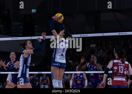 Firenze, Italia. 30 marzo 2025. Alessia Orro (Numia vero Volley Milano) e Anna danesi (Numia vero Volley Milano) durante il playoff Scudetto - Savino del bene Scandicci vs Numia vero Volley Milano, Volley italiano di serie A1 femminile a Firenze, Italia, marzo 30 2025 crediti: Independent Photo Agency/Alamy Live News Foto Stock