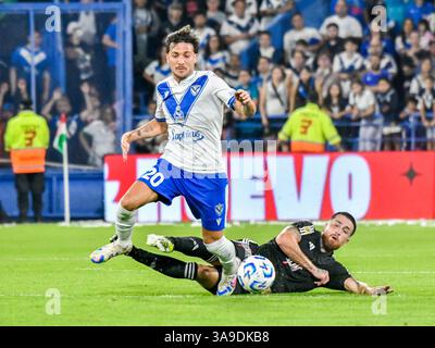 Buenos Aires, Argentina. 29 marzo 2025. Rancisco Pizzini (20) lotta per il pallone nella partita tra Velez Sarsfield e Deportivo Riestra. Torneo Foto Stock