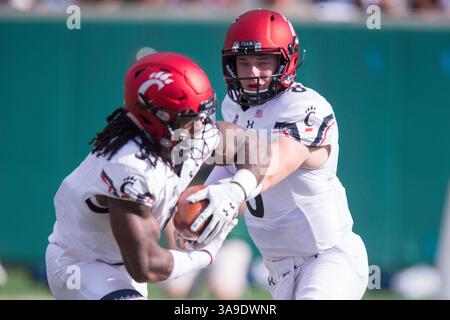 4 novembre 2017: Il quarterback dei Cincinnati Bearcats Hayden Moore (8) lanciò la palla durante la partita tra i Cincinnati Bearcats e Tulane Green Wave al Benson Field allo Yulman Stadium di New Orleans, LOUISIANA. I Cincinnati Bearcats vinsero 17-16. Stephen Lew/CSM (immagine di credito: &Copy; Stephen Lew/CSM tramite cavo ZUMA) Foto Stock