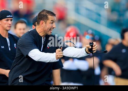 4 novembre 2017: Il capo-allenatore dei Cincinnati Bearcats Luke Fickell si rompe la cuffia dopo una partita tra i Cincinnati Bearcats e Tulane Green Wave al Benson Field allo Yulman Stadium di New Orleans, LOUISIANA. I Cincinnati Bearcats vinsero 17-16. Stephen Lew/CSM (immagine di credito: &Copy; Stephen Lew/CSM tramite cavo ZUMA) Foto Stock