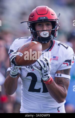 4 novembre 2017: Il wide receiver dei Cincinnati Bearcats Devin Gray (21) riceve un passaggio durante la partita tra i Cincinnati Bearcats e Tulane Green Wave al Benson Field allo Yulman Stadium di New Orleans, LOUISIANA. I Cincinnati Bearcats vinsero 17-16. Stephen Lew/CSM (immagine di credito: &Copy; Stephen Lew/CSM tramite cavo ZUMA) Foto Stock