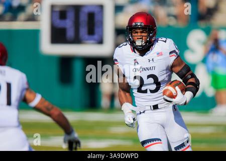 4 novembre 2017: Il running back dei Cincinnati Bearcats Gerrid Doaks (23) corre con la palla durante la partita tra i Cincinnati Bearcats e Tulane Green Wave al Benson Field allo Yulman Stadium di New Orleans, LOUISIANA. I Cincinnati Bearcats vinsero 17-16. Stephen Lew/CSM (immagine di credito: &Copy; Stephen Lew/CSM tramite cavo ZUMA) Foto Stock