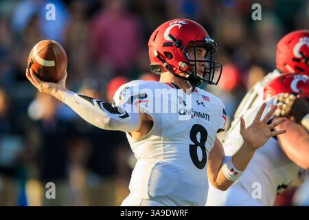 4 novembre 2017: Il quarterback dei Cincinnati Bearcats Hayden Moore (8) passa sotto il campo durante la partita tra i Cincinnati Bearcats e Tulane Green Wave al Benson Field allo Yulman Stadium di New Orleans, LOUISIANA. I Cincinnati Bearcats vinsero 17-16. Stephen Lew/CSM (immagine di credito: &Copy; Stephen Lew/CSM tramite cavo ZUMA) Foto Stock