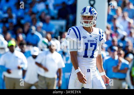 25 settembre 2017: Daniel Jones (17) dei Duke Blue Devils nel match di calcio NCAA tra i Duke Blue Devils e i North Carolina Tar Heels al Kenan Memorial Stadium di Chapel Hill, North Carolina. (Scott Kinser/Cal Sport Media)(immagine di credito: &Copy; Scott Kinser/CSM tramite cavo ZUMA) Foto Stock