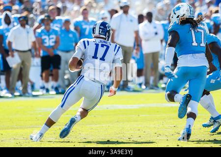 25 settembre 2017: Daniel Jones (17) dei Duke Blue Devils corre a monte nel match di calcio NCAA tra i Duke Blue Devils e i North Carolina Tar Heels al Kenan Memorial Stadium di Chapel Hill, North Carolina. (Scott Kinser/Cal Sport Media)(immagine di credito: &Copy; Scott Kinser/CSM tramite cavo ZUMA) Foto Stock