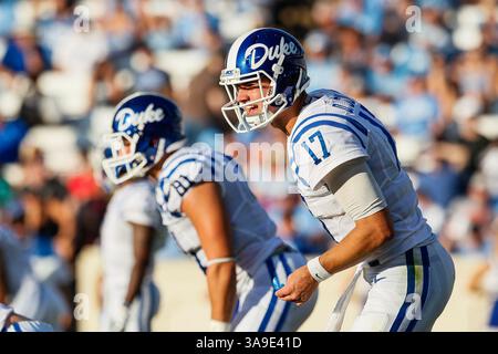 25 settembre 2017: Daniel Jones (17) dei Duke Blue Devils audibles nel match di calcio NCAA tra i Duke Blue Devils e i North Carolina Tar Heels al Kenan Memorial Stadium di Chapel Hill, NC. (Scott Kinser/Cal Sport Media)(immagine di credito: &Copy; Scott Kinser/CSM tramite cavo ZUMA) Foto Stock