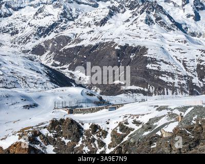 Vista aerea delle Alpi innevate, del Cervino e dell'Osservatorio di Zermatt Foto Stock