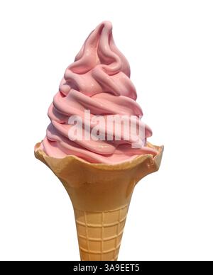 Il gelato rosa soffice Swirl in cono per cialde isolato su sfondo bianco. Gustoso gelato al lampone o alla fragola nel cono per waffle. Foto Stock