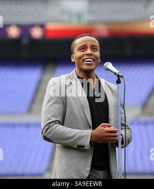 27 settembre 2017 - USA - Joey Odoms, membro della Maryland Army National Guard, ed ex operatore di Baltimore City 911, canta ''The Star-Spangled Banner''' al M&T Bank Stadium di Baltimora, M.D. martedì 15 luglio 2014. Odoms si è dimesso dalla sua posizione. (Immagine di credito: © al Drogo/TNS tramite filo ZUMA) Foto Stock