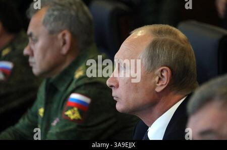 18 settembre 2017 - San Pietroburgo, Russia - il presidente russo Vladimir Putin assiste all'esercitazione militare insieme al ministro della difesa Sergei Shoigu, a sinistra, presso il campo di allenamento Luzhsky Range il 18 settembre 2017 fuori San Pietroburgo, Russia. (Immagine di credito: © Mikhail Klimentyev/Planet Pix via cavo ZUMA) Foto Stock