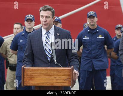 6 giugno 2017 - San Diego, CA, Stati Uniti - Rep. Duncan D. Hunter (R-Calif.) Presentò il procuratore generale Jeff Sessions dopo aver visitato la Guardia Costiera Cutter James al 10th Avenue Terminal di San Diego nel giugno 2017. (Immagine di credito: © John Gibbins/TNS via ZUMA Wire) Foto Stock