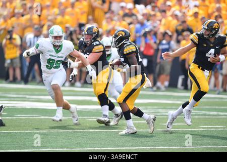 16 settembre 2017: .Iowa Hawkeyes running back Akrum Wadley (25) porta la sfera durante un NCAA Football gioco tra l'Iowa Hawkeyes e il nord Texas Mean-Green aquile a Kinnick Stadium di Cedar Rapids, Iowa .Manny Flores/CSM Foto Stock