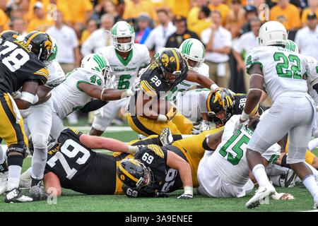 16 settembre 2017: .Iowa Hawkeyes running back Toren giovani (28) porta la sfera durante un NCAA Football gioco tra l'Iowa Hawkeyes e il nord Texas Mean-Green aquile a Kinnick Stadium di Cedar Rapids, Iowa .Manny Flores/CSM Foto Stock