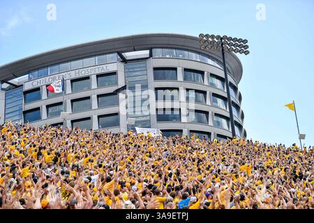 16 settembre 2017: .Iowa Hawkeyes ventole allegria di fronte ai bambini presso l'ospedale di fronte allo stadio alla fine del primo trimestre durante un NCAA Football gioco tra l'Iowa Hawkeyes e il nord Texas Mean-Green aquile a Kinnick Stadium di Cedar Rapids, Iowa .Manny Flores/CSM Foto Stock