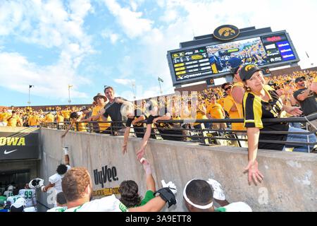 16 settembre 2017: .Iowa Hawkeyes ventole agitare le mani con il nord Texas giocatori dopo un NCAA Football gioco tra l'Iowa Hawkeyes e il nord Texas Mean-Green aquile a Kinnick Stadium di Cedar Rapids, Iowa .Manny Flores/CSM Foto Stock