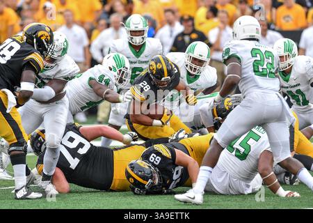 16 settembre 2017: .Iowa Hawkeyes running back Toren giovani (28) porta la sfera durante un NCAA Football gioco tra l'Iowa Hawkeyes e il nord Texas Mean-Green aquile a Kinnick Stadium di Cedar Rapids, Iowa .Manny Flores/CSM Foto Stock