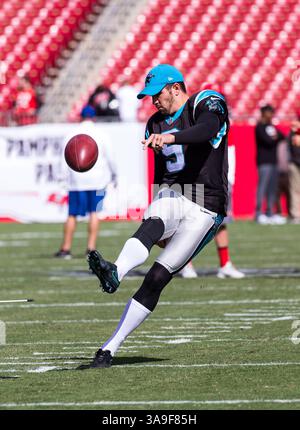 29 ottobre 2017 - il kicker dei Carolina Panthers Graham Gano (9) si scalda prima della partita tra i Carolina Panthers e i Tampa Bay Buccaneers al Raymond James Stadium di Tampa, Florida. Del Mecum/CSM(immagine di credito: &Copy; del Mecum/CSM tramite filo ZUMA) Foto Stock
