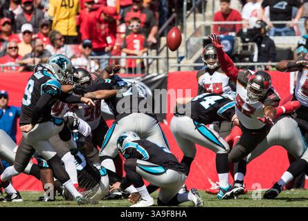 29 ottobre 2017 - il defensive end dei Tampa Bay Buccaneers William Gholston (92) tenta di bloccare il kicker dei Carolina Panthers Graham Gano (9) PAT nel primo quarterin della partita tra i Carolina Panthers e i Tampa Bay Buccaneers al Raymond James Stadium di Tampa, Florida. Del Mecum/CSM(immagine di credito: &Copy; del Mecum/CSM tramite filo ZUMA) Foto Stock
