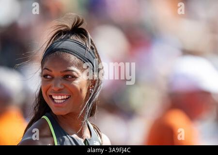 Austin Texas USA, marzo 29 2025: Tre volte medaglia d'oro olimpica GABBY THOMAS di Austin, Texas, sorride dopo aver partecipato alla seconda tappa della gara di invito femminile 4X400 metri al 97° Texas Relays. Thomas ha vinto l'oro nei 200 metri e due relè per gli Stati Uniti alle Olimpiadi di Parigi del 2024. Crediti: Bob Daemmrich/Alamy Live News Foto Stock
