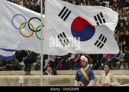 31 ottobre 2017 - Atene, Grecia - 2 novembre 2017 - Seul, Corea del Sud - i ballerini vestiti in costume tradizionale si esibiscono vicino alle bandiere greche, olimpiche e sudcoreane durante la cerimonia di consegna della fiamma olimpica per le Olimpiadi invernali 2018 a Pyeongchang, Corea del Sud, il 31 ottobre 2017 ad Atene, Grecia. Dispensa del Comitato Olimpico di Pyeongchang 2018. (Immagine di credito: © Aris Messinis via cavo ZUMA) Foto Stock
