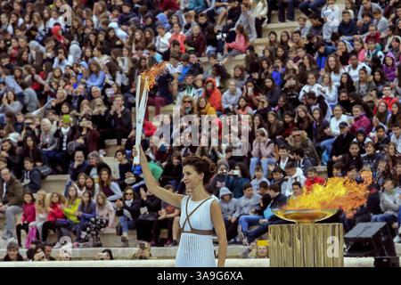 31 ottobre 2017 - Atene, Grecia - 2 novembre 2017 - Seul, Corea del Sud-ATENE, GRECIA - 31 OTTOBRE: L'attrice Katerina Lechou, che gioca un'alta sacerdotessa, tiene la torcia accesa allo Stadio Panatenaico durante la cerimonia di consegna della fiamma olimpica per le Olimpiadi invernali 2018 a Pyeongchang, Corea del Sud il 31 ottobre 2017 ad Atene, Grecia. Dispensa del Comitato Olimpico di Pyeongchang 2018. (Immagine di credito: © Aris Messinis via cavo ZUMA) Foto Stock