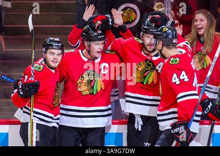 1 novembre 2017: Chicago, Illinois, Stati Uniti - Blackhawks n. 19 Jonathan Toews (secondo da sinistra) celebra il suo gol con i compagni di squadra durante la partita della National Hockey League tra i Chicago Blackhawks e i Philadelphia Flyers allo United Center di Chicago, Illinois. Fotografo: Mike Wulf (immagine di credito: &Copy; Mike Wulf/CSM tramite cavo ZUMA) Foto Stock