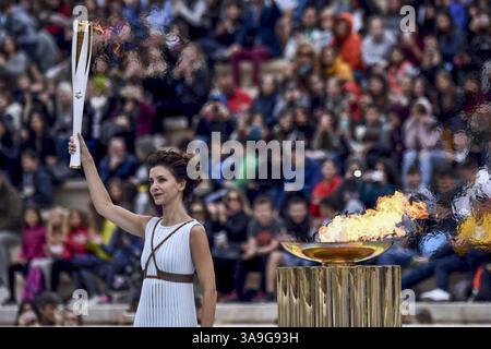 2 novembre 2017 - Atene, Grecia - 2 novembre 2017 - Seul, Corea del Sud-attrice Katerina Lechou, che esegue un'alta sacerdotessa, accende una torcia allo stadio Panathenaico di Atene il 31 ottobre 2017, durante la cerimonia di consegna della fiamma olimpica per le Olimpiadi invernali 2018 a Pyeongchang, Corea del Sud. Dispensa del Comitato Olimpico di Pyeongchang 2018. (Immagine di credito: © Aris Messinis via cavo ZUMA) Foto Stock
