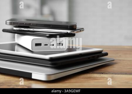 Una pila di gadget moderni su un tavolo di legno in officina Foto Stock