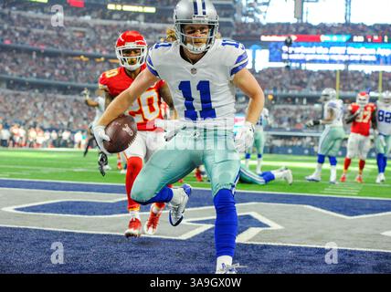 5 novembre 2017: Il wide receiver dei Dallas Cowboys Cole Beasley n. 11 segna un touchdown nel primo quarto durante una partita di football NFL tra i Kansas City Chiefs e i Dallas Cowboys all'AT&T Stadium di Arlington, Texas Albert pena/CSM(Credit Image: &Copy; Albert pena/CSM via ZUMA Wire) Foto Stock