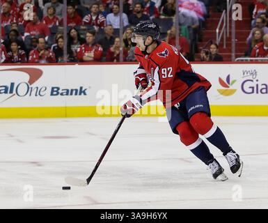 6 novembre 2017: Washington Capitals Center #92 Evgeny Kuznetsov pattina con il puck durante una partita della NHL tra i Washington Capitals e gli Arizona Coyotes alla Capital One Arena di Washington DC. Justin Cooper/CSM(Credit Image: &Copy; Justin Cooper/CSM via ZUMA Wire) Foto Stock