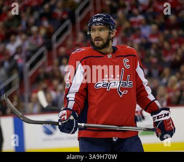 6 novembre 2017: I Washington Capitals hanno lasciato il Wing #8 Alex Ovechkin durante una partita di NHL tra i Washington Capitals e gli Arizona Coyotes alla Capital One Arena di Washington DC. Justin Cooper/CSM(Credit Image: &Copy; Justin Cooper/CSM via ZUMA Wire) Foto Stock
